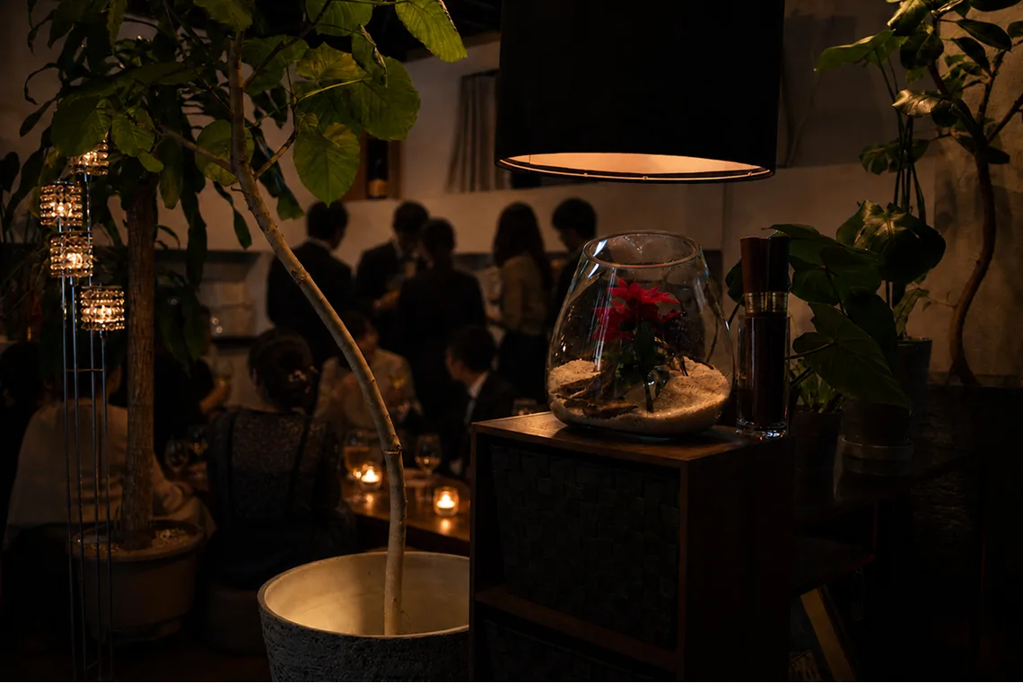 観葉植物と照明が灯るBAR SHUFFの団体利用風景
