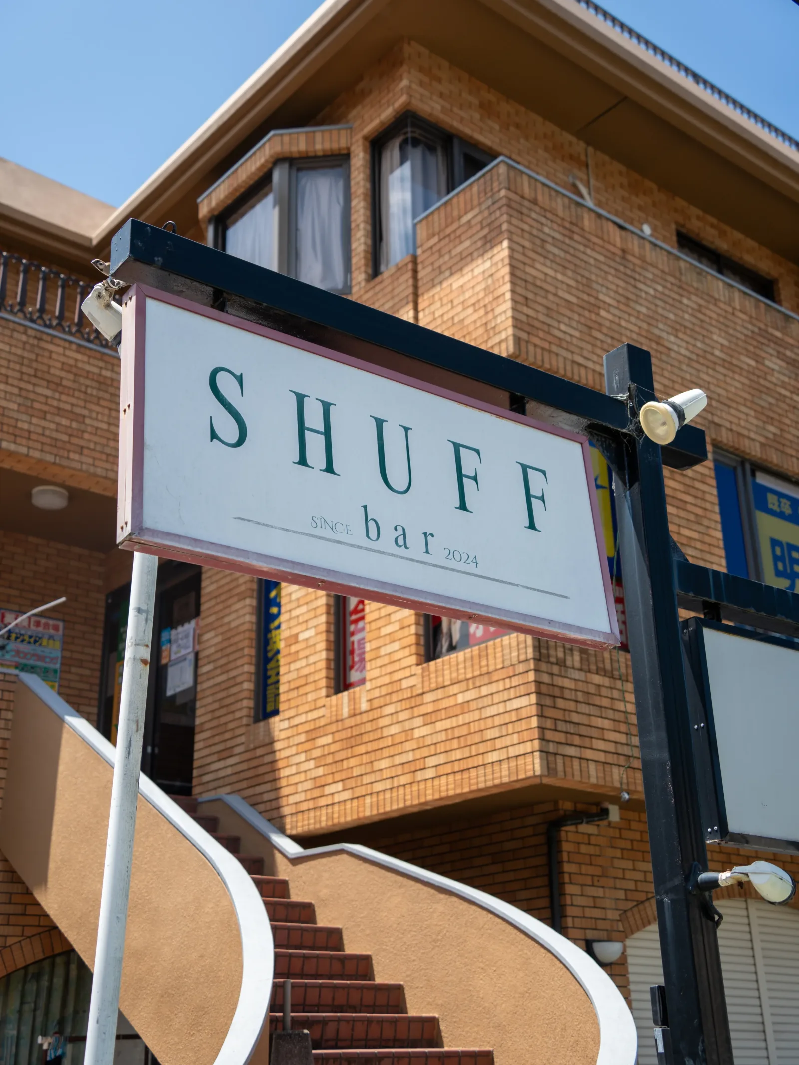 建物前にあるSHUFFの看板
