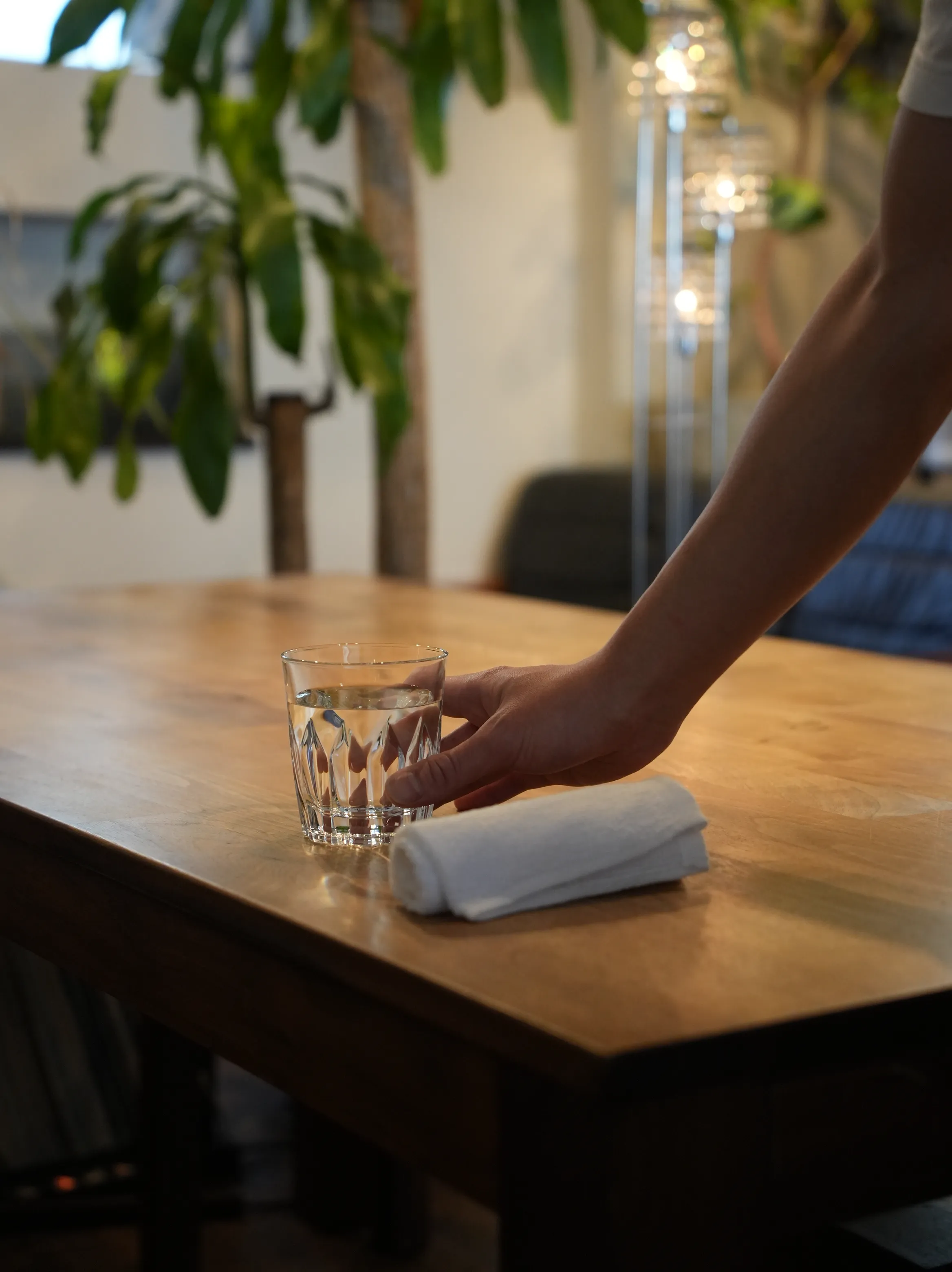 テーブルに水とおしぼりを用意するSHUFFスタッフ
